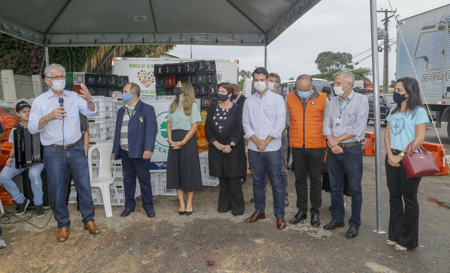 Permissionários atacadistas da Ceasa Curitiba fazem doação 25 toneladas de alimentos para entidades beneficentes de Curitiba e Região Metropolitana, além de famílias atingidas pelas chuvas em Irati, na região Centro-Sul do Estado. - Curitiba, 29/01/2021  - Foto: Gilson Abreu/AEN