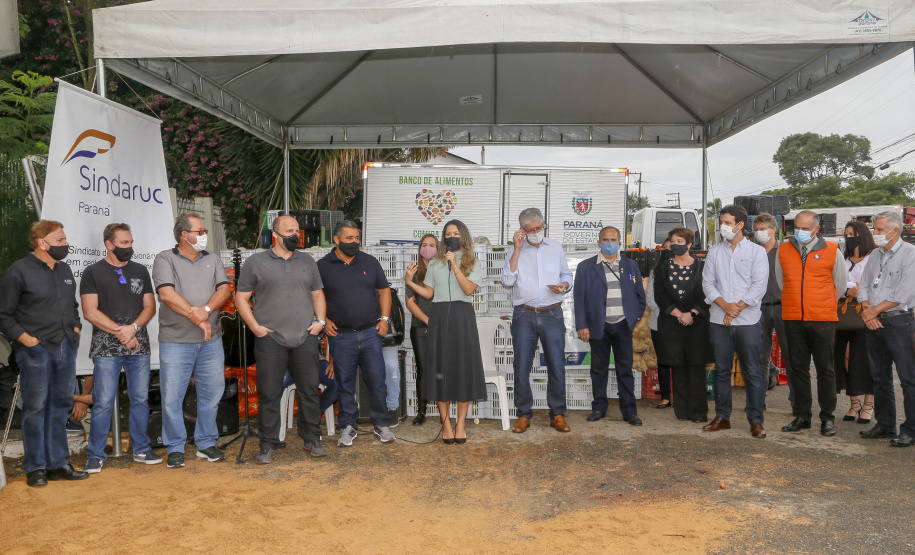 Permissionários atacadistas da Ceasa Curitiba fazem doação 25 toneladas de alimentos para entidades beneficentes de Curitiba e Região Metropolitana, além de famílias atingidas pelas chuvas em Irati, na região Centro-Sul do Estado. - Curitiba, 29/01/2021  - Foto: Gilson Abreu/AEN