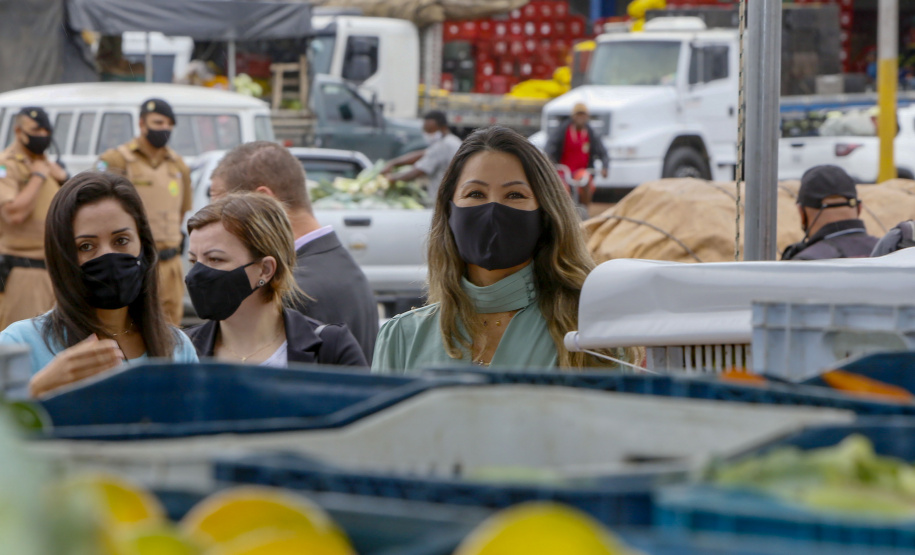 Permissionários atacadistas da Ceasa Curitiba fazem doação 25 toneladas de alimentos para entidades beneficentes de Curitiba e Região Metropolitana, além de famílias atingidas pelas chuvas em Irati, na região Centro-Sul do Estado. - Curitiba, 29/01/2021  - Foto: Gilson Abreu/AEN