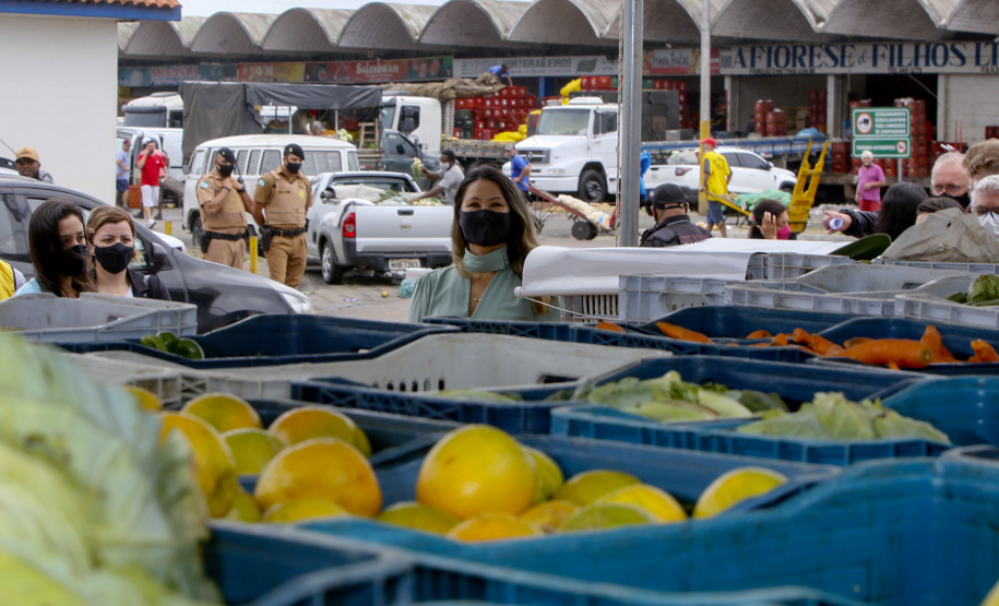 Permissionários atacadistas da Ceasa Curitiba fazem doação 25 toneladas de alimentos para entidades beneficentes de Curitiba e Região Metropolitana, além de famílias atingidas pelas chuvas em Irati, na região Centro-Sul do Estado. - Curitiba, 29/01/2021  - Foto: Gilson Abreu/AEN