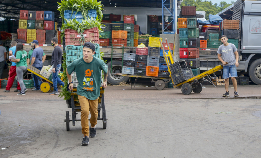 Permissionários atacadistas da Ceasa Curitiba fazem doação 25 toneladas de alimentos para entidades beneficentes de Curitiba e Região Metropolitana, além de famílias atingidas pelas chuvas em Irati, na região Centro-Sul do Estado. - Curitiba, 29/01/2021  - Foto: Gilson Abreu/AEN