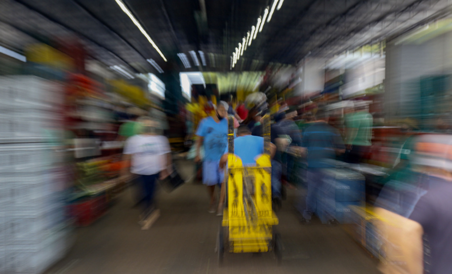 Permissionários atacadistas da Ceasa Curitiba fazem doação 25 toneladas de alimentos para entidades beneficentes de Curitiba e Região Metropolitana, além de famílias atingidas pelas chuvas em Irati, na região Centro-Sul do Estado. - Curitiba, 29/01/2021  - Foto: Gilson Abreu/AEN