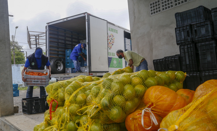 Vítimas da chuva recebem 25 toneladas de alimentos do Ceasa Paraná . IRATI.

Foto: Gilson Abreu/AEN