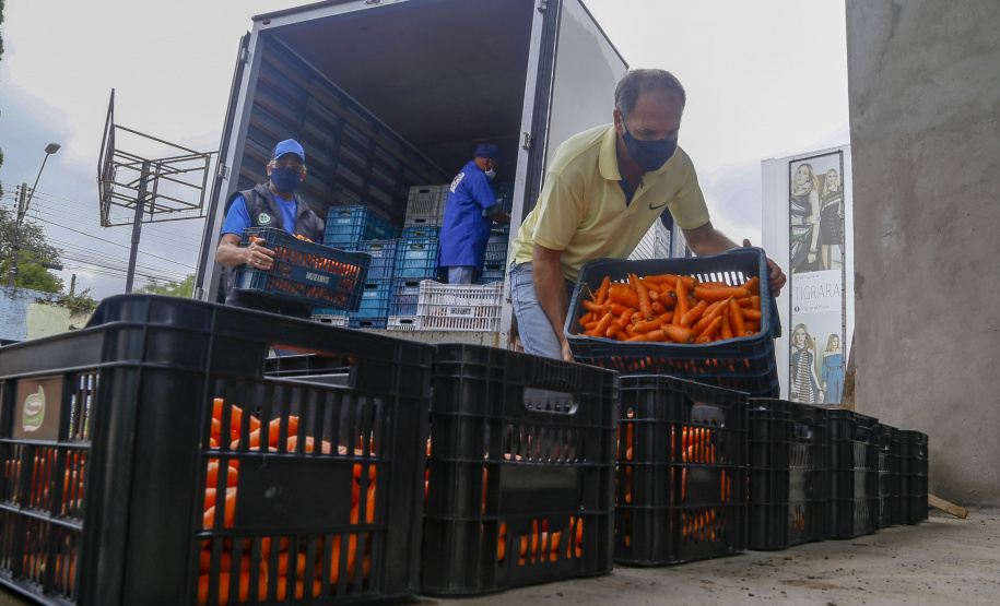 Vítimas da chuva recebem 25 toneladas de alimentos do Ceasa Paraná . IRATI.

Foto: Gilson Abreu/AEN