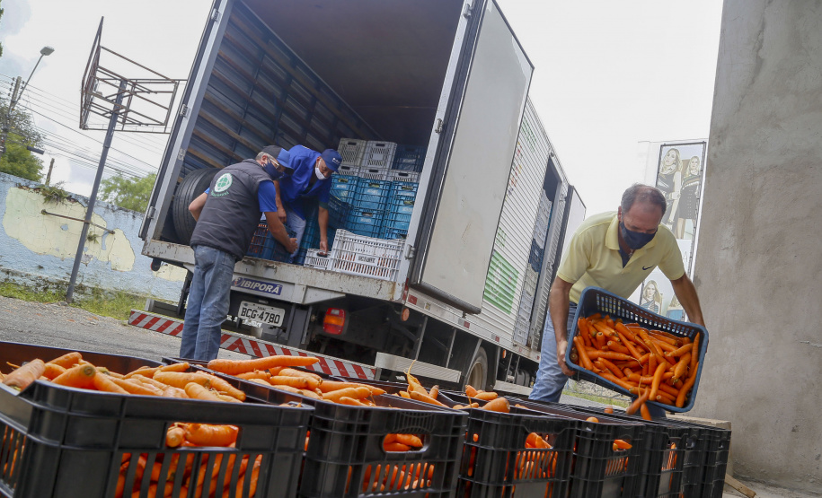 Vítimas da chuva recebem 25 toneladas de alimentos do Ceasa Paraná . IRATI.

Foto: Gilson Abreu/AEN