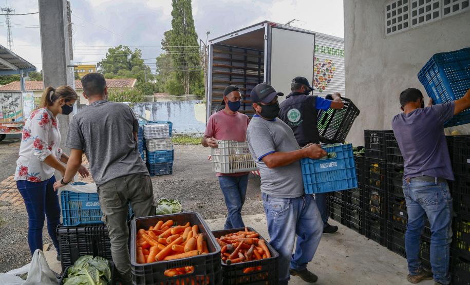 Vítimas da chuva recebem 25 toneladas de alimentos do Ceasa Paraná . IRATI.

Foto: Gilson Abreu/AEN