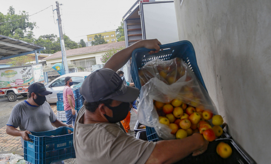 Vítimas da chuva recebem 25 toneladas de alimentos do Ceasa Paraná . IRATI.

Foto: Gilson Abreu/AEN