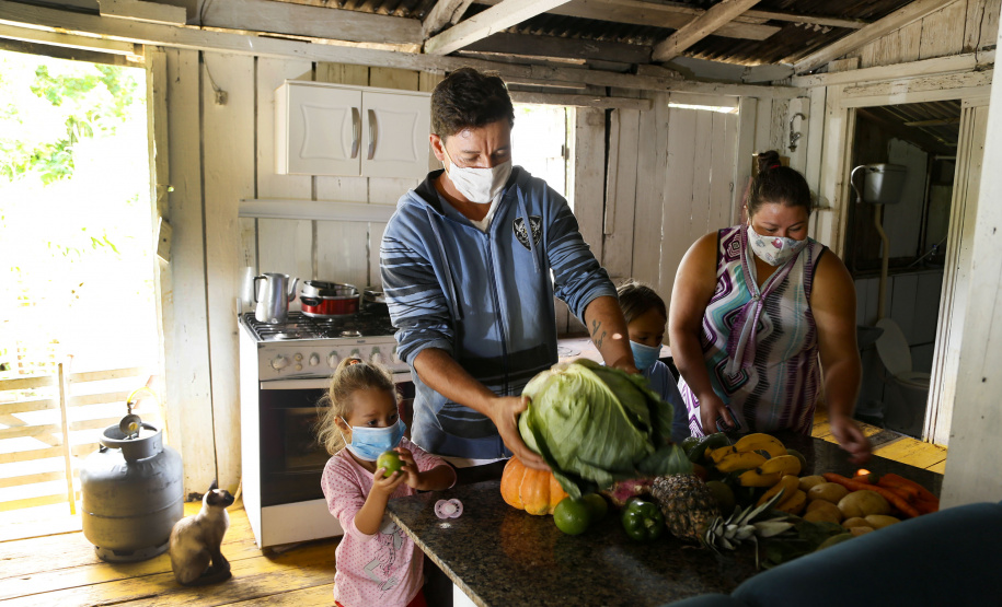 Vítimas da chuva recebem 25 toneladas de alimentos do Ceasa Paraná . IRATI.

Foto: Gilson Abreu/AEN