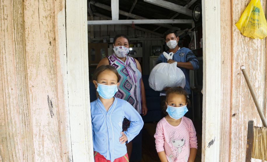 Vítimas da chuva recebem 25 toneladas de alimentos do Ceasa Paraná . IRATI.

Foto: Gilson Abreu/AEN