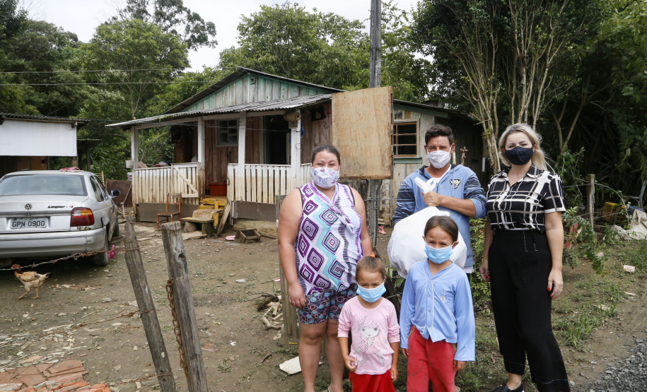 Vítimas da chuva recebem 25 toneladas de alimentos do Ceasa Paraná . IRATI.

Foto: Gilson Abreu/AEN