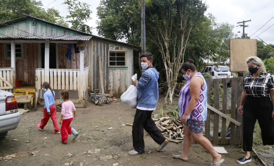 Vítimas da chuva recebem 25 toneladas de alimentos do Ceasa Paraná . IRATI.

Foto: Gilson Abreu/AEN