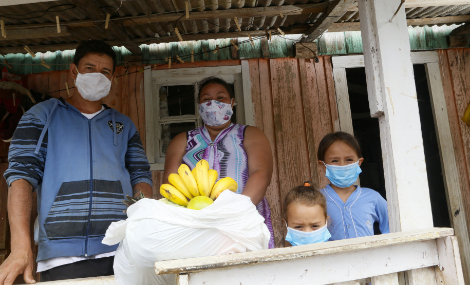 Vítimas da chuva recebem 25 toneladas de alimentos do Ceasa Paraná . IRATI.

Foto: Gilson Abreu/AEN
