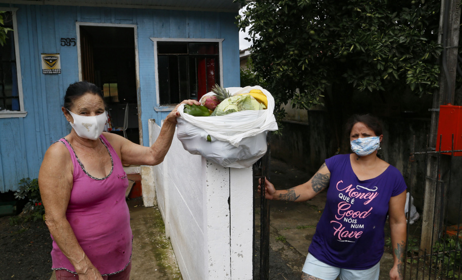 Vítimas da chuva recebem 25 toneladas de alimentos do Ceasa Paraná . IRATI.

Foto: Gilson Abreu/AEN