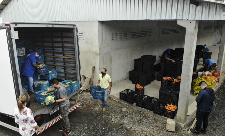 Vítimas da chuva recebem 25 toneladas de alimentos do Ceasa Paraná . IRATI.

Foto: Gilson Abreu/AEN