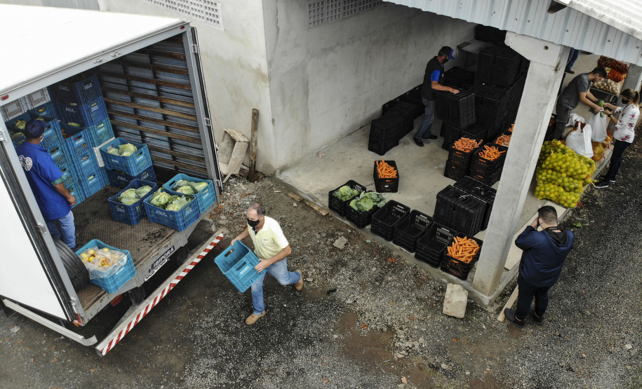 Vítimas da chuva recebem 25 toneladas de alimentos do Ceasa Paraná . IRATI.

Foto: Gilson Abreu/AEN