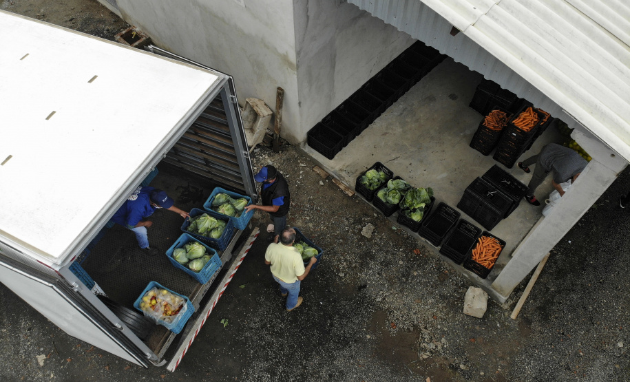 Vítimas da chuva recebem 25 toneladas de alimentos do Ceasa Paraná . IRATI.

Foto: Gilson Abreu/AEN