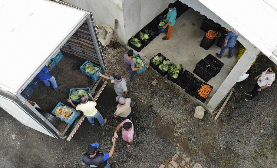 Vítimas da chuva recebem 25 toneladas de alimentos do Ceasa Paraná . IRATI.

Foto: Gilson Abreu/AEN