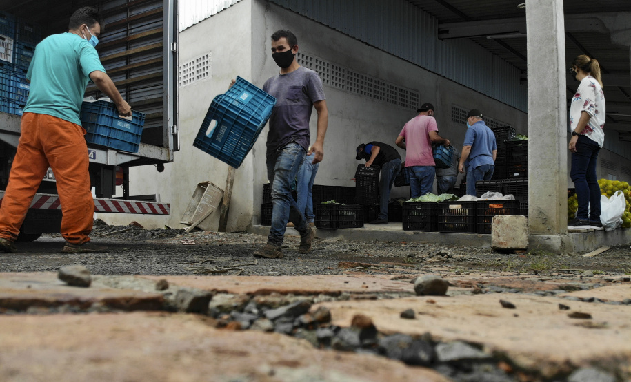 Vítimas da chuva recebem 25 toneladas de alimentos do Ceasa Paraná . IRATI.

Foto: Gilson Abreu/AEN