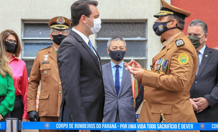 O governador Carlos Massa Ratinho Junior participou nesta sexta-feira (29) da troca do comando-geral do Corpo de Bombeiros do Paraná. Depois de dois anos como comandante, o coronel Samuel Prestes dá lugar ao coronel Gerson Gross, que até então respondia pelo comando da Academia Policial Militar do Guatupê.  -  Curitiba, 29/01/2021  -  Foto: Valdelino Alves Pontes