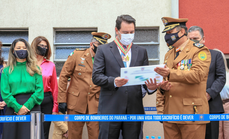 O governador Carlos Massa Ratinho Junior participou nesta sexta-feira (29) da troca do comando-geral do Corpo de Bombeiros do Paraná. Depois de dois anos como comandante, o coronel Samuel Prestes dá lugar ao coronel Gerson Gross, que até então respondia pelo comando da Academia Policial Militar do Guatupê.  -  Curitiba, 29/01/2021  -  Foto: Valdelino Alves Pontes