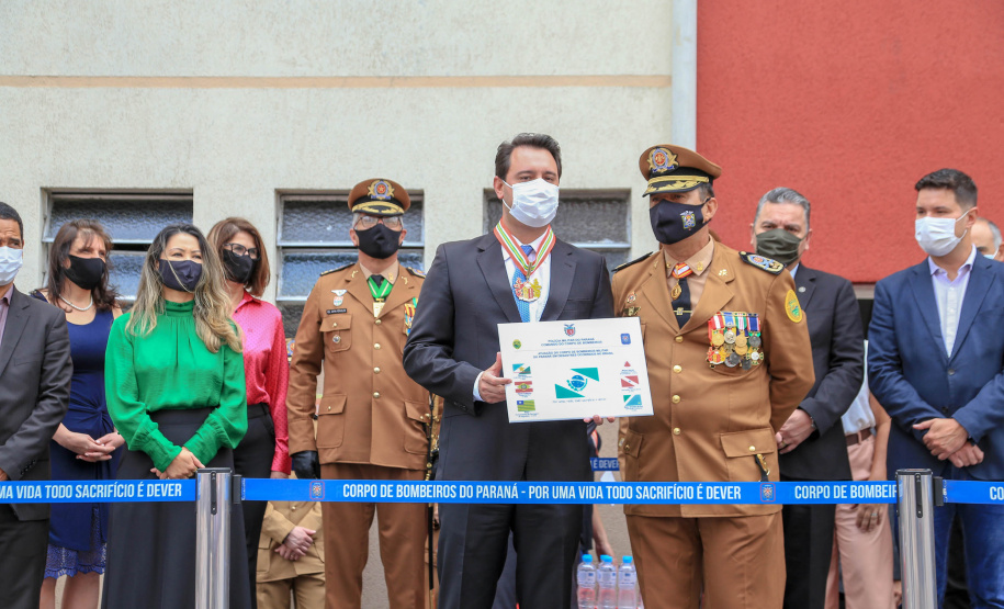 O governador Carlos Massa Ratinho Junior participou nesta sexta-feira (29) da troca do comando-geral do Corpo de Bombeiros do Paraná. Depois de dois anos como comandante, o coronel Samuel Prestes dá lugar ao coronel Gerson Gross, que até então respondia pelo comando da Academia Policial Militar do Guatupê.  -  Curitiba, 29/01/2021  -  Foto: Valdelino Alves Pontes