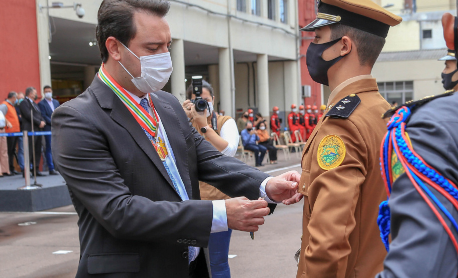 O governador Carlos Massa Ratinho Junior participou nesta sexta-feira (29) da troca do comando-geral do Corpo de Bombeiros do Paraná. Depois de dois anos como comandante, o coronel Samuel Prestes dá lugar ao coronel Gerson Gross, que até então respondia pelo comando da Academia Policial Militar do Guatupê.  -  Curitiba, 29/01/2021  -  Foto: Valdelino Alves Pontes