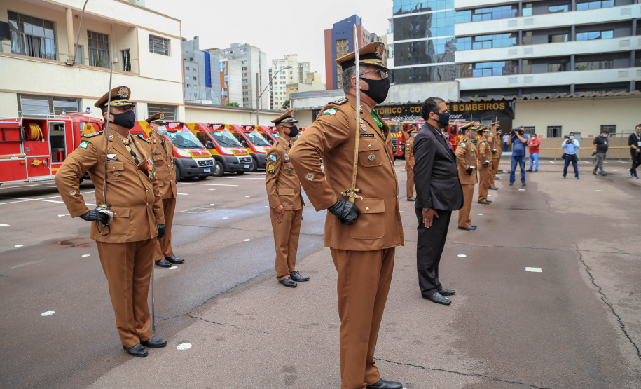 O governador Carlos Massa Ratinho Junior participou nesta sexta-feira (29) da troca do comando-geral do Corpo de Bombeiros do Paraná. Depois de dois anos como comandante, o coronel Samuel Prestes dá lugar ao coronel Gerson Gross, que até então respondia pelo comando da Academia Policial Militar do Guatupê.  -  Curitiba, 29/01/2021  -  Foto: Valdelino Alves Pontes