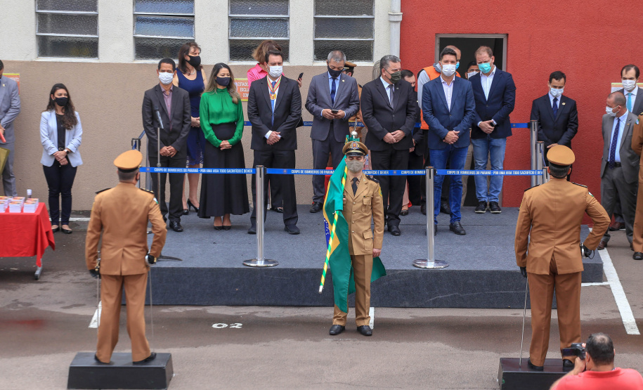 O governador Carlos Massa Ratinho Junior participou nesta sexta-feira (29) da troca do comando-geral do Corpo de Bombeiros do Paraná. Depois de dois anos como comandante, o coronel Samuel Prestes dá lugar ao coronel Gerson Gross, que até então respondia pelo comando da Academia Policial Militar do Guatupê.  -  Curitiba, 29/01/2021  -  Foto: Valdelino Alves Pontes