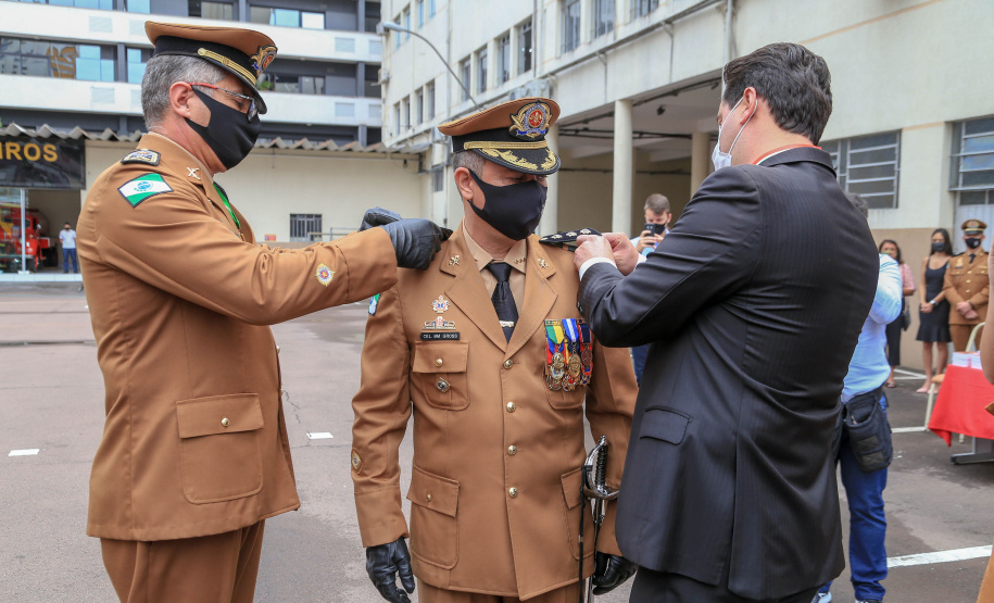 O governador Carlos Massa Ratinho Junior participou nesta sexta-feira (29) da troca do comando-geral do Corpo de Bombeiros do Paraná. Depois de dois anos como comandante, o coronel Samuel Prestes dá lugar ao coronel Gerson Gross, que até então respondia pelo comando da Academia Policial Militar do Guatupê.  -  Curitiba, 29/01/2021  -  Foto: Valdelino Alves Pontes