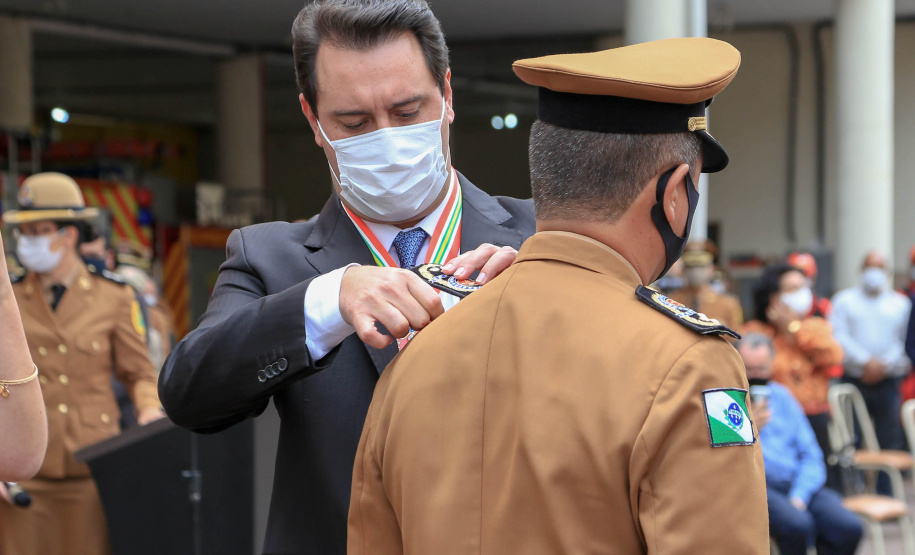 O governador Carlos Massa Ratinho Junior participou nesta sexta-feira (29) da troca do comando-geral do Corpo de Bombeiros do Paraná. Depois de dois anos como comandante, o coronel Samuel Prestes dá lugar ao coronel Gerson Gross, que até então respondia pelo comando da Academia Policial Militar do Guatupê.  -  Curitiba, 29/01/2021  -  Foto: Valdelino Alves Pontes