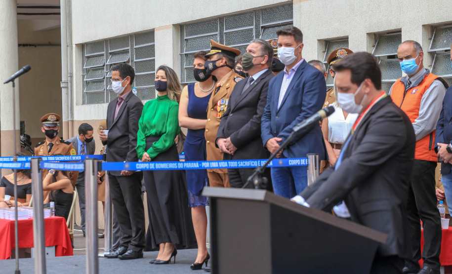 O governador Carlos Massa Ratinho Junior participou nesta sexta-feira (29) da troca do comando-geral do Corpo de Bombeiros do Paraná. Depois de dois anos como comandante, o coronel Samuel Prestes dá lugar ao coronel Gerson Gross, que até então respondia pelo comando da Academia Policial Militar do Guatupê.  -  Curitiba, 29/01/2021  -  Foto: Valdelino Alves Pontes