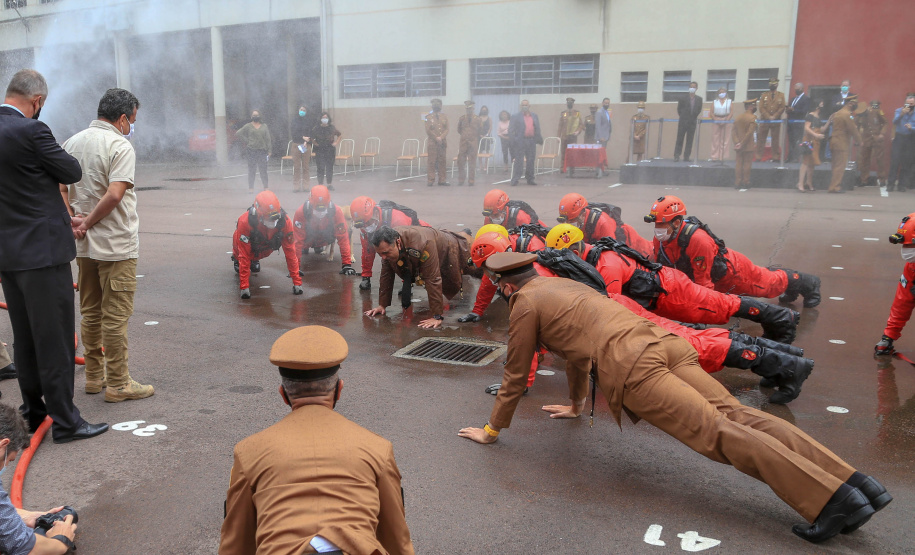 O governador Carlos Massa Ratinho Junior participou nesta sexta-feira (29) da troca do comando-geral do Corpo de Bombeiros do Paraná. Depois de dois anos como comandante, o coronel Samuel Prestes dá lugar ao coronel Gerson Gross, que até então respondia pelo comando da Academia Policial Militar do Guatupê.  -  Curitiba, 29/01/2021  -  Foto: Valdelino Alves Pontes