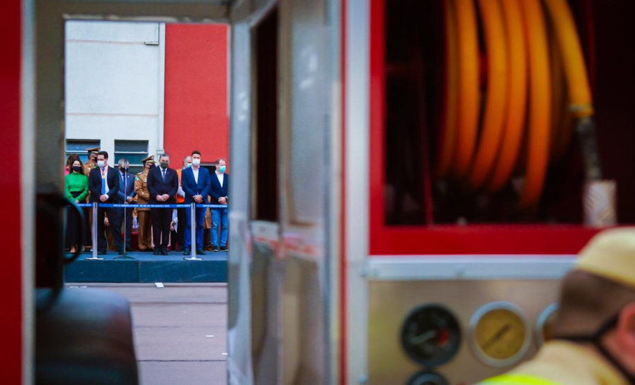 O governador Carlos Massa Ratinho Junior participou nesta sexta-feira (29) da troca do comando-geral do Corpo de Bombeiros do Paraná. Depois de dois anos como comandante, o coronel Samuel Prestes dá lugar ao coronel Gerson Gross, que até então respondia pelo comando da Academia Policial Militar do Guatupê.  -  Curitiba, 29/01/2021  -  Foto: Jonathan Campos/AEN