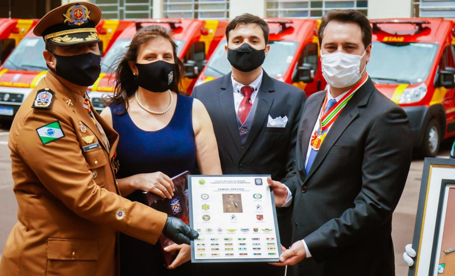 O governador Carlos Massa Ratinho Junior participou nesta sexta-feira (29) da troca do comando-geral do Corpo de Bombeiros do Paraná. Depois de dois anos como comandante, o coronel Samuel Prestes dá lugar ao coronel Gerson Gross, que até então respondia pelo comando da Academia Policial Militar do Guatupê.  -  Curitiba, 29/01/2021  -  Foto: Jonathan Campos/AEN