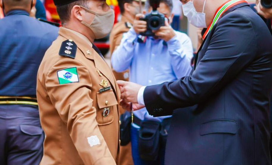 O governador Carlos Massa Ratinho Junior participou nesta sexta-feira (29) da troca do comando-geral do Corpo de Bombeiros do Paraná. Depois de dois anos como comandante, o coronel Samuel Prestes dá lugar ao coronel Gerson Gross, que até então respondia pelo comando da Academia Policial Militar do Guatupê.  -  Curitiba, 29/01/2021  -  Foto: Jonathan Campos/AEN