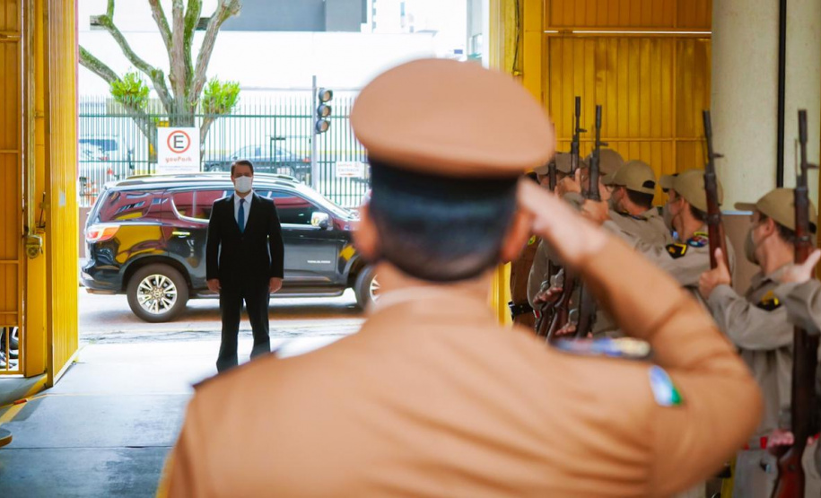 O governador Carlos Massa Ratinho Junior participou nesta sexta-feira (29) da troca do comando-geral do Corpo de Bombeiros do Paraná. Depois de dois anos como comandante, o coronel Samuel Prestes dá lugar ao coronel Gerson Gross, que até então respondia pelo comando da Academia Policial Militar do Guatupê.  -  Curitiba, 29/01/2021  -  Foto: Jonathan Campos/AEN