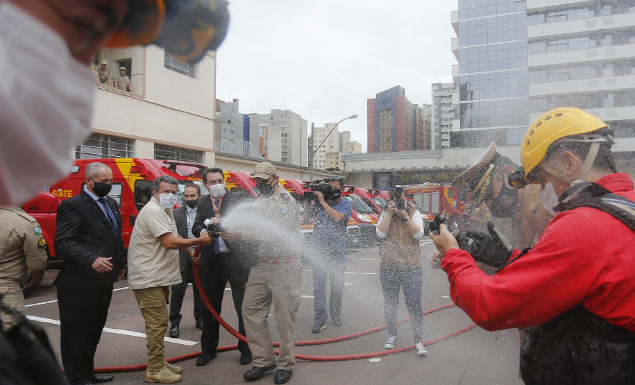 O governador Carlos Massa Ratinho Junior participou nesta sexta-feira (29) da troca do comando-geral do Corpo de Bombeiros do Paraná. Depois de dois anos como comandante, o coronel Samuel Prestes dá lugar ao coronel Gerson Gross, que até então respondia pelo comando da Academia Policial Militar do Guatupê.  -  Curitiba, 29/01/2021  -  Foto: Jonathan Campos/AEN