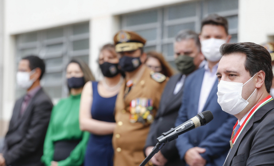 O governador Carlos Massa Ratinho Junior participou nesta sexta-feira (29) da troca do comando-geral do Corpo de Bombeiros do Paraná. Depois de dois anos como comandante, o coronel Samuel Prestes dá lugar ao coronel Gerson Gross, que até então respondia pelo comando da Academia Policial Militar do Guatupê.  -  Curitiba, 29/01/2021  -  Foto: Jonathan Campos/AEN