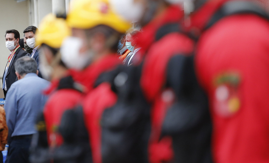 O governador Carlos Massa Ratinho Junior participou nesta sexta-feira (29) da troca do comando-geral do Corpo de Bombeiros do Paraná. Depois de dois anos como comandante, o coronel Samuel Prestes dá lugar ao coronel Gerson Gross, que até então respondia pelo comando da Academia Policial Militar do Guatupê.  -  Curitiba, 29/01/2021  -  Foto: Jonathan Campos/AEN