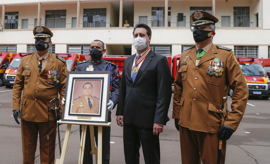 O governador Carlos Massa Ratinho Junior participou nesta sexta-feira (29) da troca do comando-geral do Corpo de Bombeiros do Paraná. Depois de dois anos como comandante, o coronel Samuel Prestes dá lugar ao coronel Gerson Gross, que até então respondia pelo comando da Academia Policial Militar do Guatupê.  -  Curitiba, 29/01/2021  -  Foto: Jonathan Campos/AEN