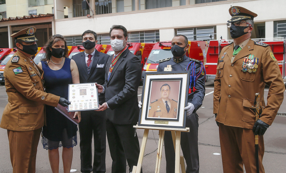 O governador Carlos Massa Ratinho Junior participou nesta sexta-feira (29) da troca do comando-geral do Corpo de Bombeiros do Paraná. Depois de dois anos como comandante, o coronel Samuel Prestes dá lugar ao coronel Gerson Gross, que até então respondia pelo comando da Academia Policial Militar do Guatupê.  -  Curitiba, 29/01/2021  -  Foto: Jonathan Campos/AEN