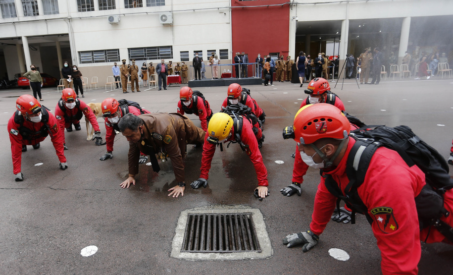 O governador Carlos Massa Ratinho Junior participou nesta sexta-feira (29) da troca do comando-geral do Corpo de Bombeiros do Paraná. Depois de dois anos como comandante, o coronel Samuel Prestes dá lugar ao coronel Gerson Gross, que até então respondia pelo comando da Academia Policial Militar do Guatupê.  -  Curitiba, 29/01/2021  -  Foto: Jonathan Campos/AEN