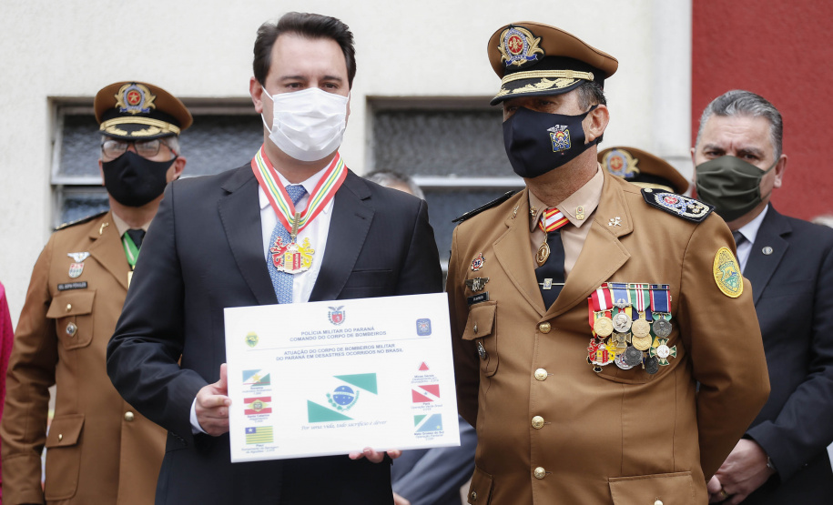 O governador Carlos Massa Ratinho Junior participou nesta sexta-feira (29) da troca do comando-geral do Corpo de Bombeiros do Paraná. Depois de dois anos como comandante, o coronel Samuel Prestes dá lugar ao coronel Gerson Gross, que até então respondia pelo comando da Academia Policial Militar do Guatupê.  -  Curitiba, 29/01/2021  -  Foto: Jonathan Campos/AEN
