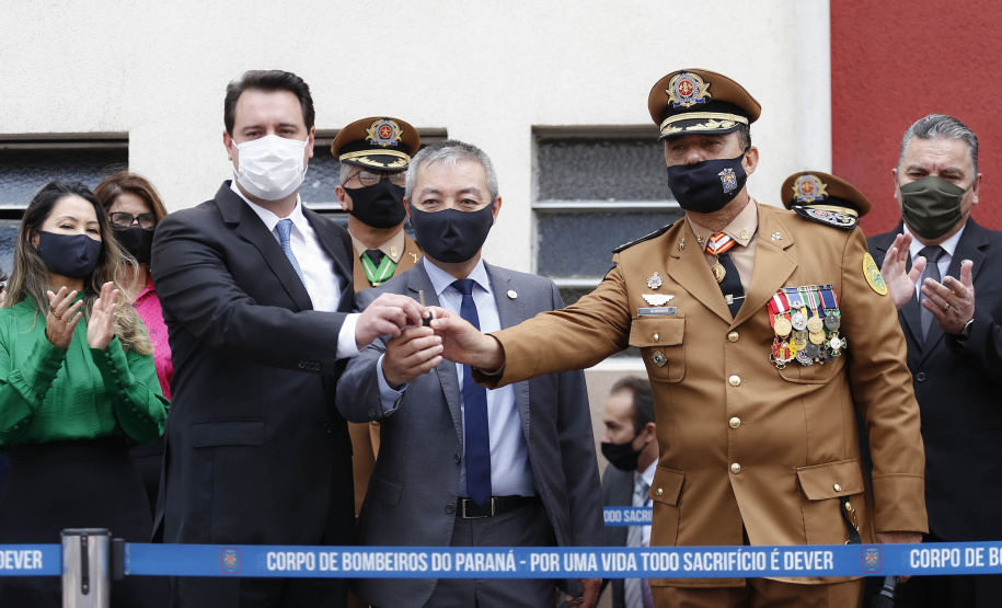 O governador Carlos Massa Ratinho Junior participou nesta sexta-feira (29) da troca do comando-geral do Corpo de Bombeiros do Paraná. Depois de dois anos como comandante, o coronel Samuel Prestes dá lugar ao coronel Gerson Gross, que até então respondia pelo comando da Academia Policial Militar do Guatupê.  -  Curitiba, 29/01/2021  -  Foto: Jonathan Campos/AEN