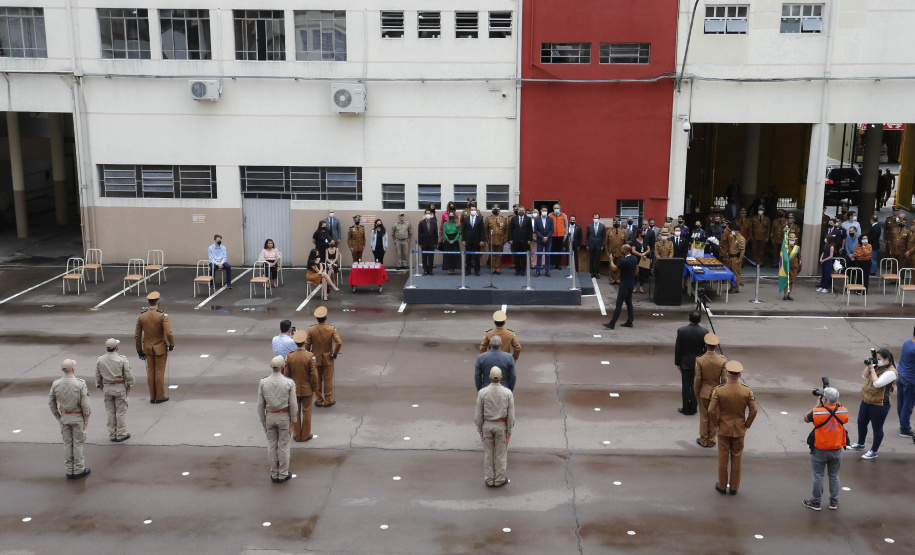 O governador Carlos Massa Ratinho Junior participou nesta sexta-feira (29) da troca do comando-geral do Corpo de Bombeiros do Paraná. Depois de dois anos como comandante, o coronel Samuel Prestes dá lugar ao coronel Gerson Gross, que até então respondia pelo comando da Academia Policial Militar do Guatupê.  -  Curitiba, 29/01/2021  -  Foto: Jonathan Campos/AEN