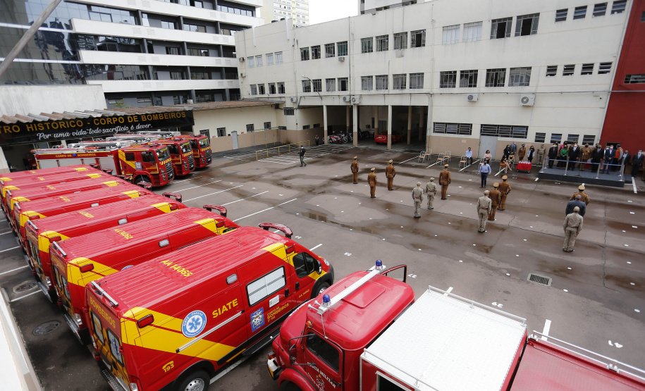 O governador Carlos Massa Ratinho Junior participou nesta sexta-feira (29) da troca do comando-geral do Corpo de Bombeiros do Paraná. Depois de dois anos como comandante, o coronel Samuel Prestes dá lugar ao coronel Gerson Gross, que até então respondia pelo comando da Academia Policial Militar do Guatupê.  -  Curitiba, 29/01/2021  -  Foto: Jonathan Campos/AEN