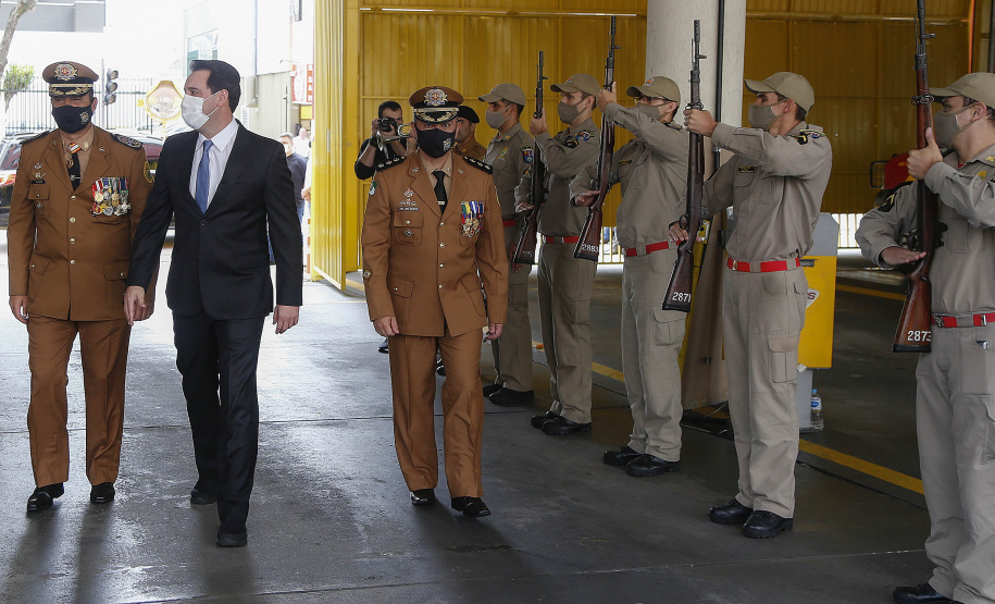 O governador Carlos Massa Ratinho Junior participou nesta sexta-feira (29) da troca do comando-geral do Corpo de Bombeiros do Paraná. Depois de dois anos como comandante, o coronel Samuel Prestes dá lugar ao coronel Gerson Gross, que até então respondia pelo comando da Academia Policial Militar do Guatupê.  -  Curitiba, 29/01/2021  -  Foto: Jonathan Campos/AEN