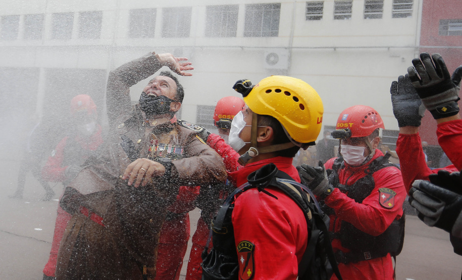 O governador Carlos Massa Ratinho Junior participou nesta sexta-feira (29) da troca do comando-geral do Corpo de Bombeiros do Paraná. Depois de dois anos como comandante, o coronel Samuel Prestes dá lugar ao coronel Gerson Gross, que até então respondia pelo comando da Academia Policial Militar do Guatupê.  -  Curitiba, 29/01/2021  -  Foto: Jonathan Campos/AEN