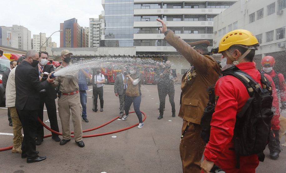 O governador Carlos Massa Ratinho Junior participou nesta sexta-feira (29) da troca do comando-geral do Corpo de Bombeiros do Paraná. Depois de dois anos como comandante, o coronel Samuel Prestes dá lugar ao coronel Gerson Gross, que até então respondia pelo comando da Academia Policial Militar do Guatupê.  -  Curitiba, 29/01/2021  -  Foto: Jonathan Campos/AEN