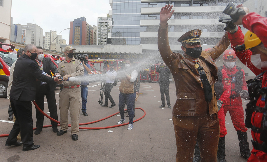 O governador Carlos Massa Ratinho Junior participou nesta sexta-feira (29) da troca do comando-geral do Corpo de Bombeiros do Paraná. Depois de dois anos como comandante, o coronel Samuel Prestes dá lugar ao coronel Gerson Gross, que até então respondia pelo comando da Academia Policial Militar do Guatupê.  -  Curitiba, 29/01/2021  -  Foto: Jonathan Campos/AEN
